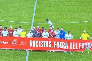 Los dos equipos posan contra el racismo.
