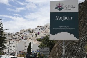 Mojácar, con el rótulo de uno de los pueblos más bonitos de España.