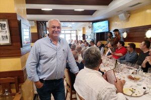 Paco Escánez junto con enólogos y catadores reunidos en eu restaurante