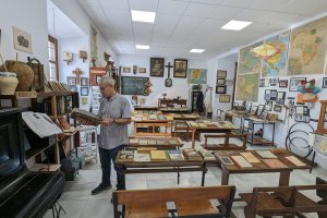 Hilario Castro, ojea uno de los libros más antiguos de la colección del Museo Escuela de los años 50.