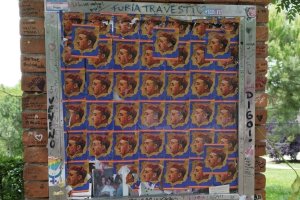 Así ha quedado la placa homenaje a \'La Veneno\'.