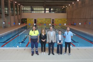 El alcalde de Carboneras, José Luis Amérigo Fernández, junto a representantes de la nueva adjudicataria de los servicios deportivos de la piscina