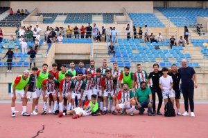 Fiesta tras conseguir el ascenso en el Antonio Peroles, en Roquetas de Mar.