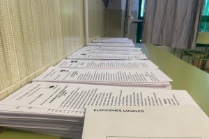 Papeletas preparada en un colegio electoral de Almería capital.
