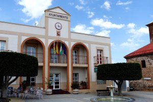 Fachada del Ayuntamiento de Enix.