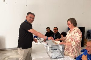 José Carlos Lupión depositando su voto en Berja.