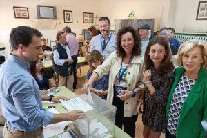 María del Mar Vázquez, votando junto a su familia en la mañana de este 28 de mayo.