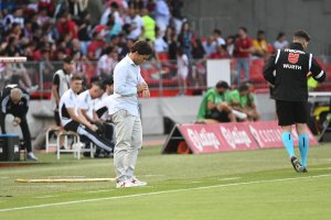 Rubi mirando el reloj durante la segunda mitad del encuentro con el Valladolid.