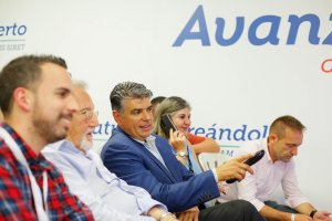 Miguel Cazorla en la sede con sus compañeros.