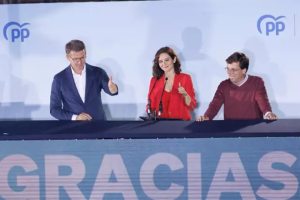 Ayuso junto con Almeida y Feijóo en Génova.