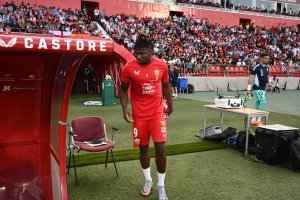 Touré rumbo al banquillo del Almería antes del partido ante el Valladolid.