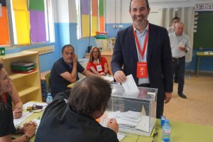 José Luis Amérigo, ejerciendo su derecho al voto en las municipales.