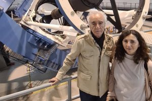El escritor y periodista Juan José Millás, junto a la periodista Paqui Ramos.