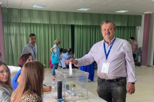 El alcalde electo, Juan Pedro García, del PP, en el momento de votar este domingo