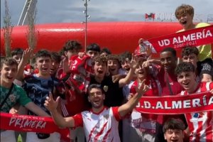 Jorge Ángel con los aficionados del Almería en la rotonda de Fondo Sur.
