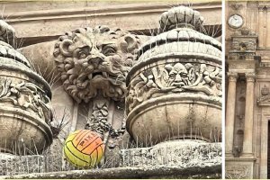 Una pelota de goma se ha empotrado en la fachada de la Catedral almeriense.