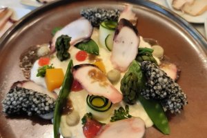 Pulpo seco Mar de Adra con un delicatessen stracciatella de verduras mediterráneas y garum.