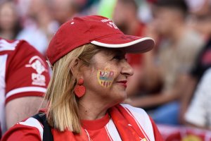 Con el escudo mostrando un sentimiento muy fuerte por el Almería.