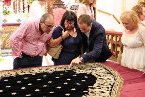 Los veratenses descubren los descubrimientos inéditos del manto de coronación de la Patrona.