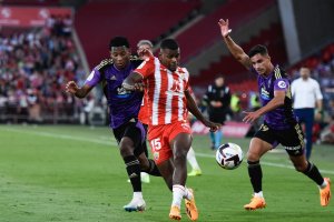 Sergio Akieme acepta su nuevo rol, ya que Álex Centelles le ha quitado la titularidad.