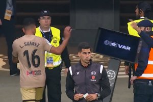 Momento en el que Suárez tira al suelo el monitor del VAR en San Sebastián.