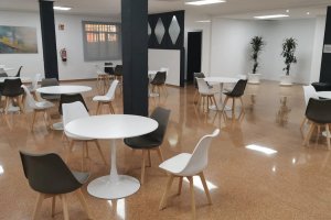 La cafetería es hoy un espacio living sin cocina ni personal.