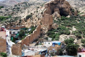 Los restos de la muralla y de los antiguos torreones le dan personalidad al caótico suburbio.