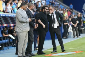 El presidente del Almería escucha atentamente a Joao Gonçalves en la banda del RCDE Stadim.