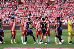 Saludo de los jugadores en el Almería-Valladolid en el Estadio de los Juegos Mediterráneos.