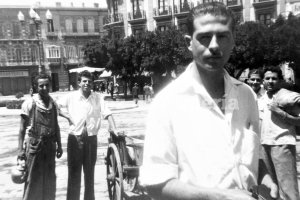 Jóvenes en la Puerta de Purchena con un carrillo de tres ruedas en los tiempos del racionamiento.
