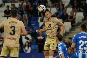 Rodrigo Ely en una jugada del Espanyol-Almería en el RCDE Stadium.
