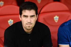 Andoni Iraola en el banquillo del Mediterráneo entre escudos del Almería.