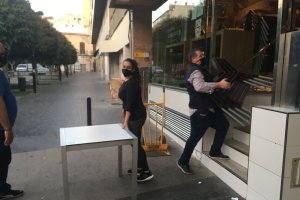 Un bar cerrando en el periodo de pandemia en la Plaza Marqués de Heredia.