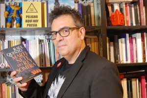 Raúl Quinto, en su despacho con un ejemplar de su última obra, ‘Martinete del Rey Sombra’.