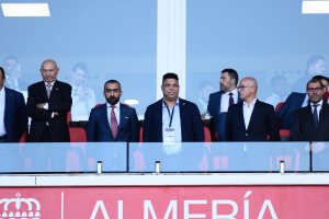 Mohamed El Assy en el palco del Mediterráneo con Ronaldo Nazario, presidente del Valladolid.