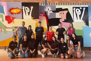 Alumnos y profesores que han participado en la elaboración del espectacular mural.