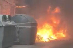 Contenedores ardiendo en la calle Felipe Rinaldi. Imagen cedida por el autor.