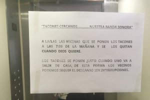 Un vecino ha pegado su queja vecinal por los tacones de la vecina en el ascensor de su edificio.