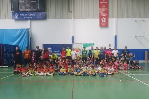 La gran familia posa en el centro de la pista.