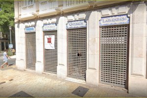 El inmueble de la antigua farmacia data de 1925 y el bajo está cerrado desde 2019.
