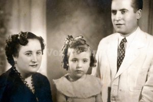 Juan Guirado con su mujer Carmen Salas y su hija Carmina.