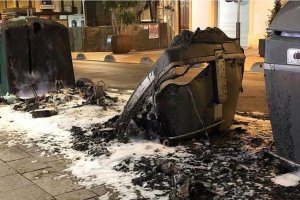 Contenedores quemados en la ciudad.