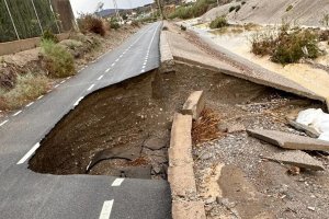 Daños provocados por la lluvia en una carretera cuevana.