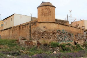 La garita y el muro de la esquina de poniente del edificio del Diezmo, junto a la Carretera de Los Molinos.