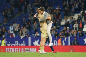 Ely y Rubi abrazándose tras lograr la permanencia contra el Espanyol.