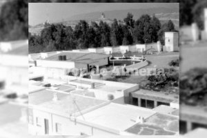 Al fondo, las casillas blancas que formaban los bungalós del camping que se hizo frente al cementerio.