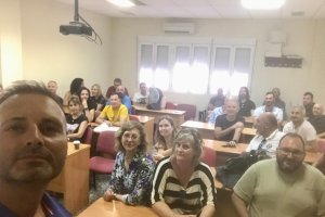 Francisco Urrutia, en primer plano a la izquierda, junto a otros profesores en una reunión.