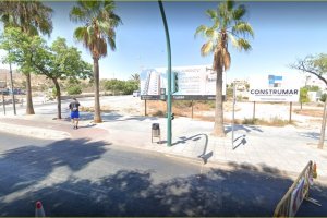 Anuncios de nuevas promociones en la zona de La Molineta, junto a la Rambla.