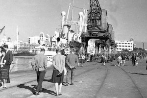 Una de las pasarelas de la formalidad en Almería era el puerto de los domingos, el puerto de las familias y de los novios.