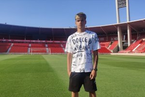 Bruno Iribarne posa para LA VOZ en el césped del Mediterráneo.